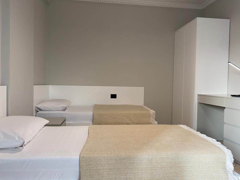 Laureta Central Apartment Tirana Buitenkant foto