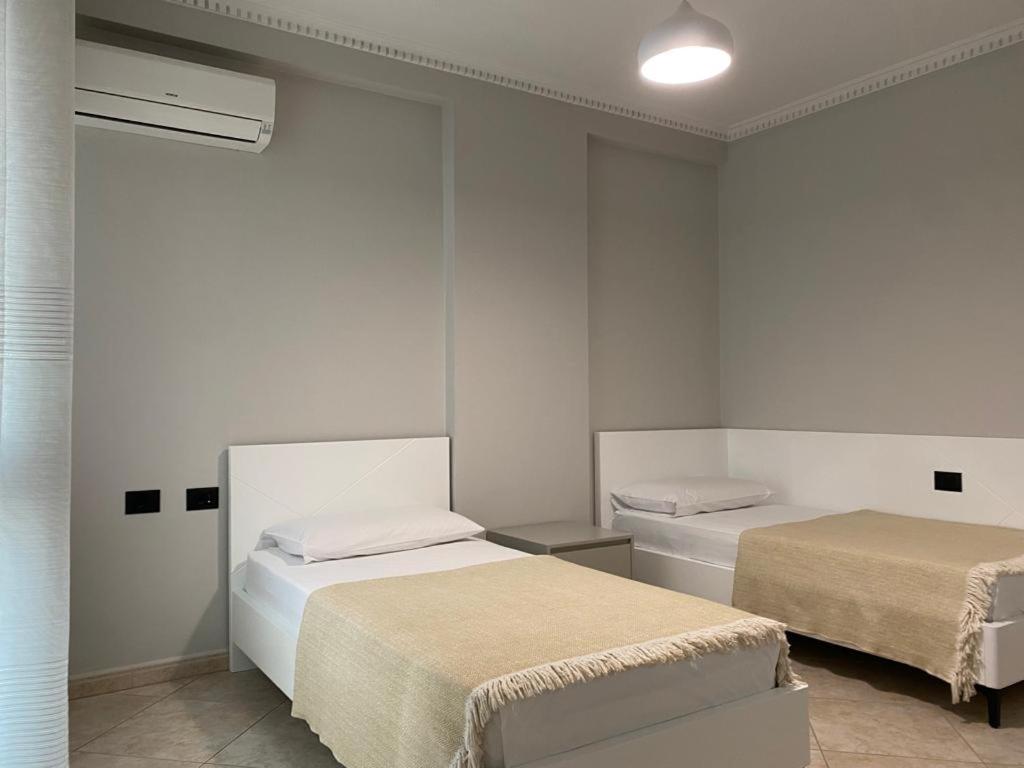 Laureta Central Apartment Tirana Buitenkant foto