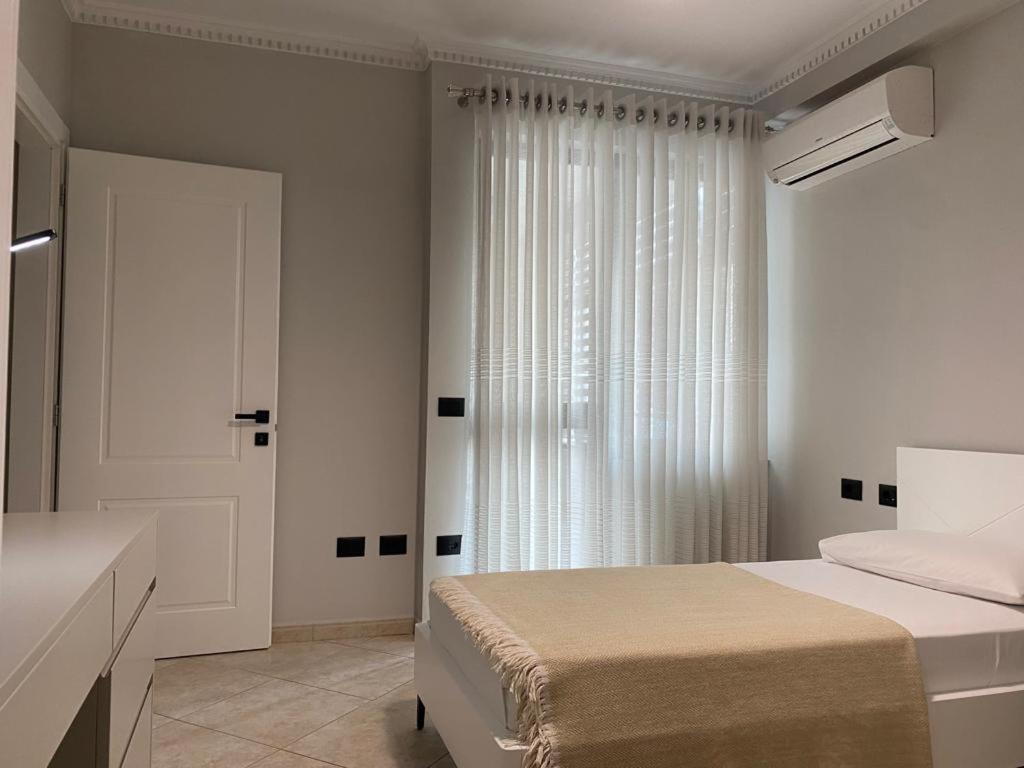 Laureta Central Apartment Tirana Buitenkant foto
